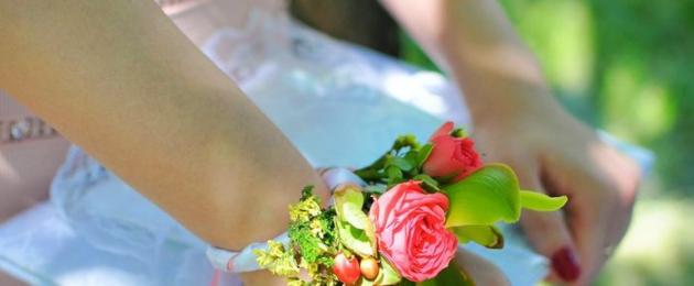 Līgavas māsas rokassprādze.  Skaisti kārtojam ziedus uz līgavas māsu rokām - mākslīgus un dzīvus