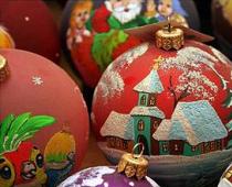Výber bezpečných vianočných ozdôb Buďte opatrní s cukríkmi a karnevalovými kostýmami