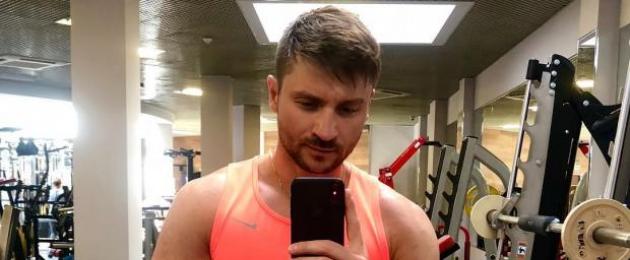 Sergey Lazarev ukázal své bicepsy: zpěvák se vážně věnoval sportu.  Sergej Lazarev řekl a ukázal, jak se udržet v dokonalé kondici: „Chceš být krásná?  Jdi a pracuj!