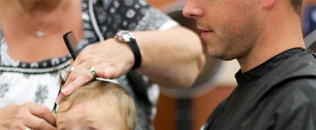 Proč nestříhat vlasy až rok.  Doktor Komarovský o dětských vlasech a o tom, zda je nutné ostříhat dítě rok plešatě