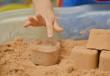 Co je kinetický písek pro děti a jak si s ním hrát: 10 zábavných her