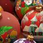 Výber bezpečných vianočných ozdôb Buďte opatrní s cukríkmi a karnevalovými kostýmami