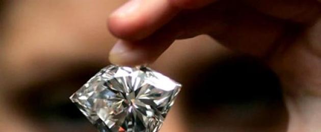 Diamant jeho složené vlastnosti.  Diamant je nejtvrdší minerál