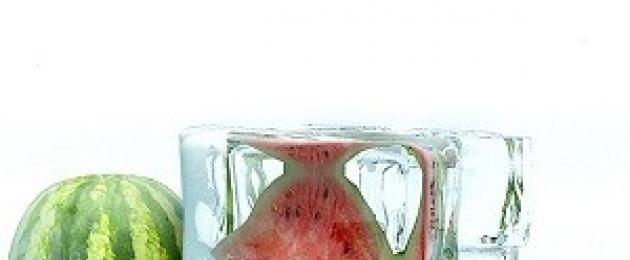 Sejas berzes efekts ar ledus gabaliņiem.  Ledus kosmētisko salvešu patiesās priekšrocības sejas ādai