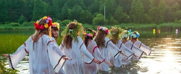Slāvu svētkus peldēja tās tradīcijas un vēsture.  Slāvu svētki peldēja savas tradīcijas un vēsturi Pareizticīgo brīvdienas jūlijā Ivan Kupala