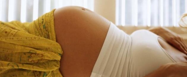 Nosečnice ležijo na hrbtu.  Ali lahko nosečnice v pozni nosečnosti ležijo na hrbtu?  Kako položaj materinega telesa vpliva na otroka